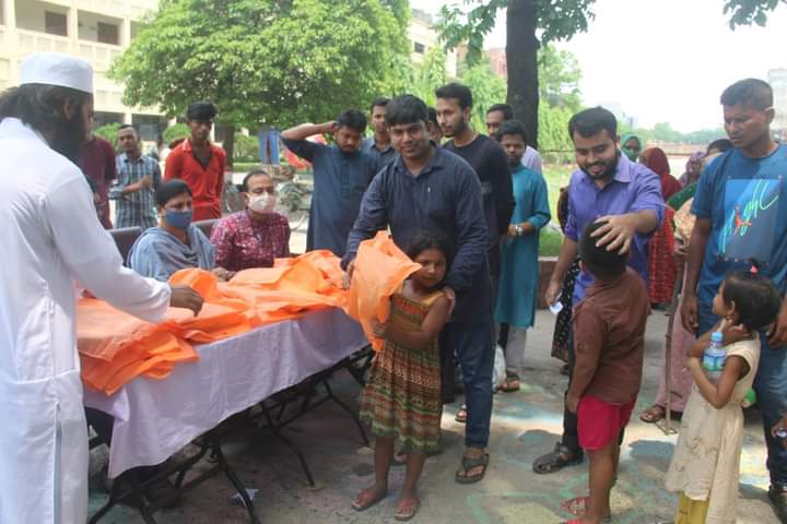 সুবিধাবঞ্চিতদের মাঝে শেকৃবির 'আলোকিত মানুষ'-এর ঈদ সামগ্রী বিতরণ