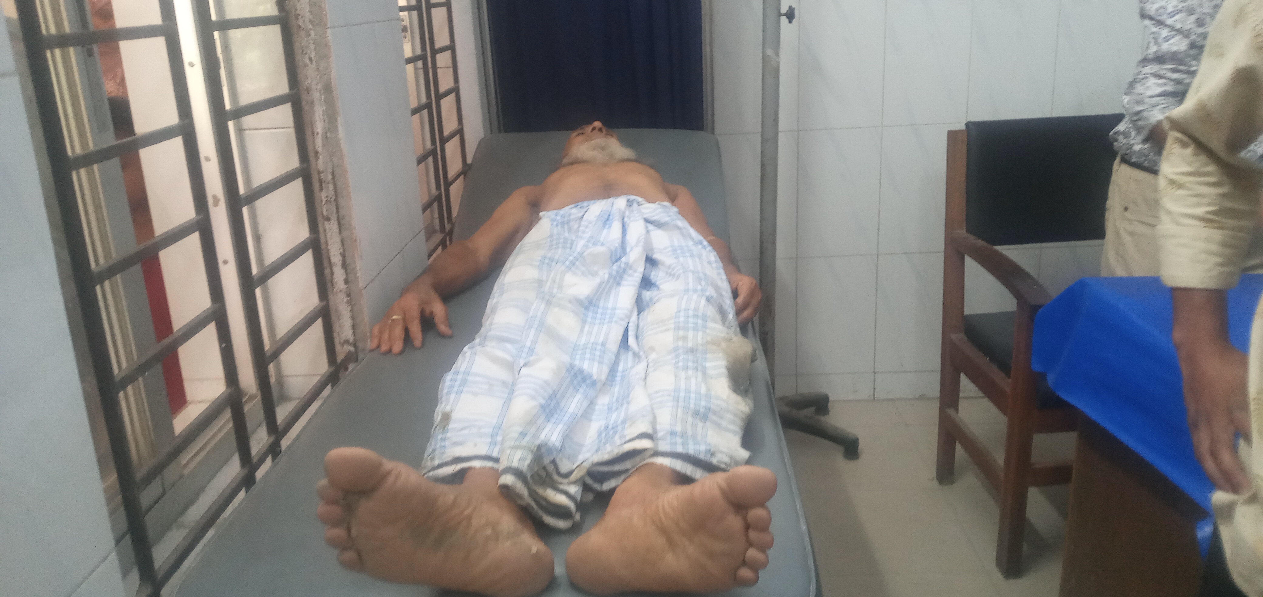 গজারিয়ায় শ্বশুরকে গরুর সাথে বেঁধে মারধরের অভিযোগ