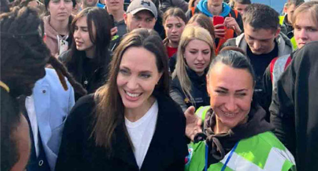 যুদ্ধবিদ্ধস্ত ইউক্রেনের ক্যাফেতে হাজির অ্যাঞ্জেলিনা