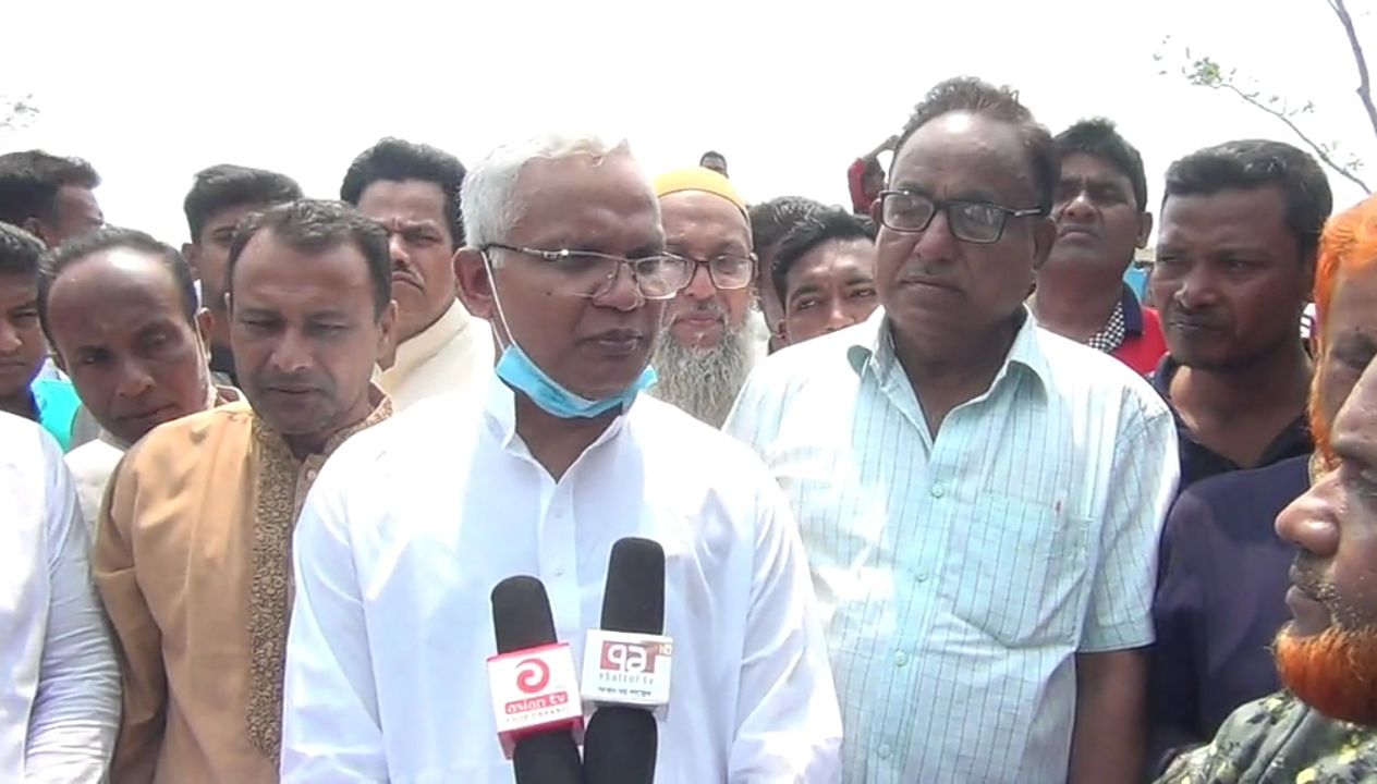 নবাবগঞ্জে ঘুর্নিঝড়ে ক্ষতিগ্রস্থদের মাঝে বিএনপির আর্থিক সহায়তা প্রদান