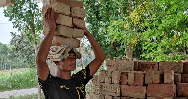 ছোট থেকেই শ্রমিক রাকিব