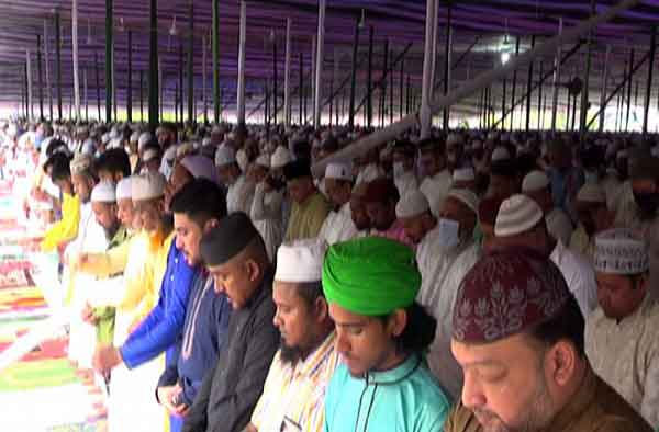 ঝড়বৃষ্টি উপেক্ষা করেই সারা দেশে পবিত্র ঈদুল ফিতর উদ্‌যাপন