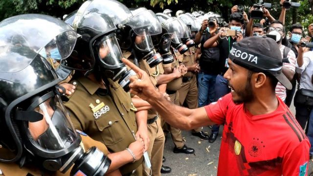 বিক্ষোভে উত্তাল কলম্বো, রাজাপাক্সের পদত্যাগ দাবি