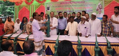 হাতীবান্ধায় ১৫৬ উপকারভোগীদের মাঝে অগভীর নলকূপ বিতরণ