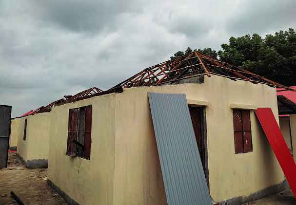 ফরিদপুরে প্রধানমন্ত্রীর আশ্রয়ন প্রকল্পে নিম্নমানের মালামাল ব্যবহার