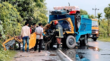 বড়াইগ্রামে দু'ট্রাকের মুখোমুখি সংঘর্ষে নিহত ১,  আহত ১