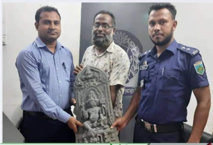 নাটোরের সিংড়ায় পুকুর খনন কালে প্রাচীন মূর্তি উদ্ধার