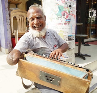 গোপালগঞ্জের অন্ধ ইবাদ আলীর কষ্টের পথে গানের জীবন