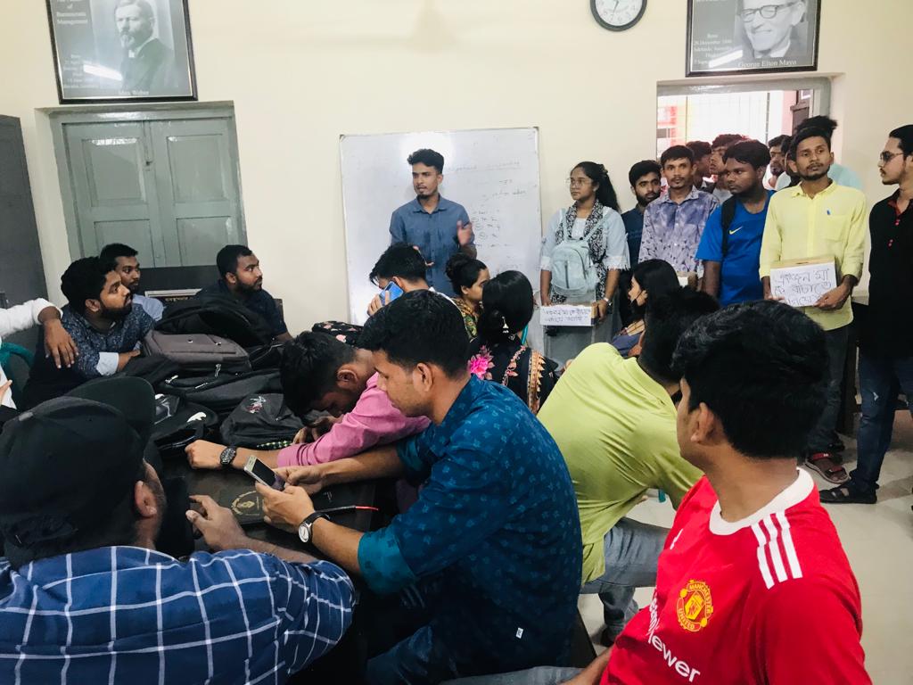 লাবনীর মায়ের পাশে তিতুমীর কলেজের শিক্ষার্থীরা