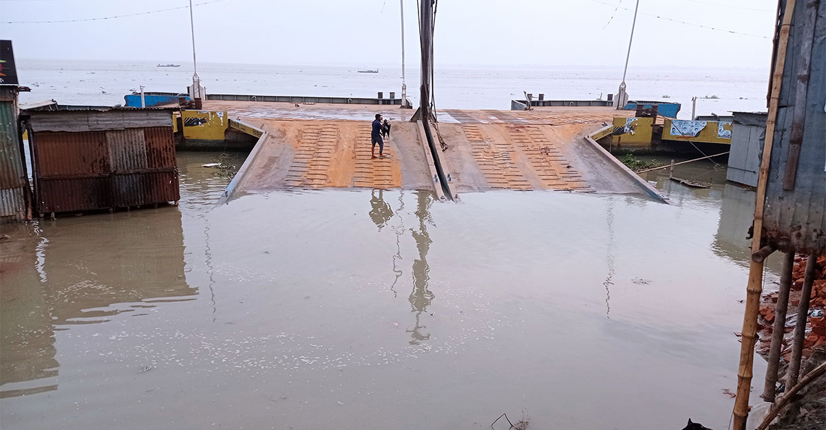 ডুবে গেছে দৌলতদিয়া ফেরিঘাট, আটকা পড়েছে শতাধিক যান