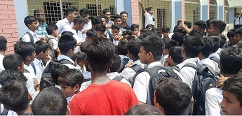 নাটোরে স্কুল পালানোদের বিরুদ্ধে অভিযান, শিক্ষার্থীদের বিক্ষোভ