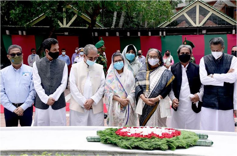 টুঙ্গিপাড়ায় বঙ্গবন্ধুর সমাধিতে প্রধানমন্ত্রী শেখ হাসিনার শ্রদ্ধা নিবেদন
