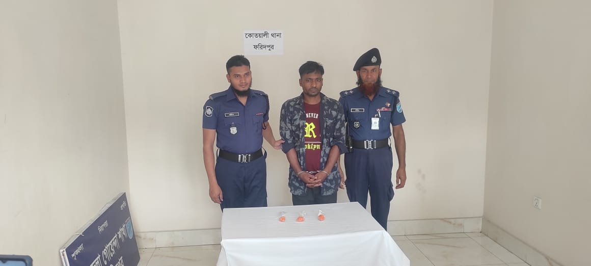 ফরিদপুরে চোরাই মোটরসাইকেল ও ইয়াবাসহ আটক ১