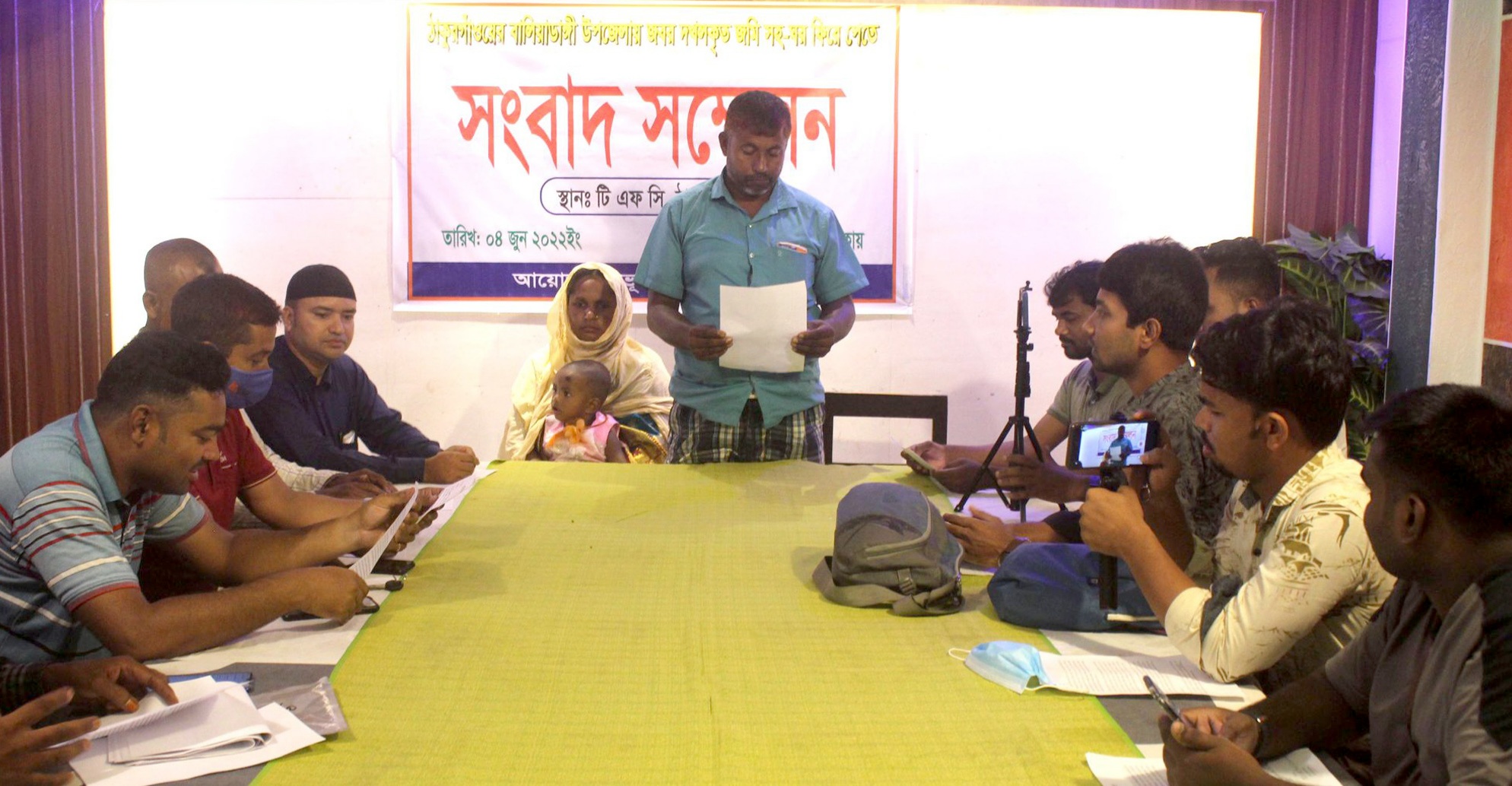 ঠাকুরগাঁওয়ে অসহায় পরিবারের জমিসহ ঘরবাড়ি দখলের প্রতিবাদে সংবাদ সম্মেলন