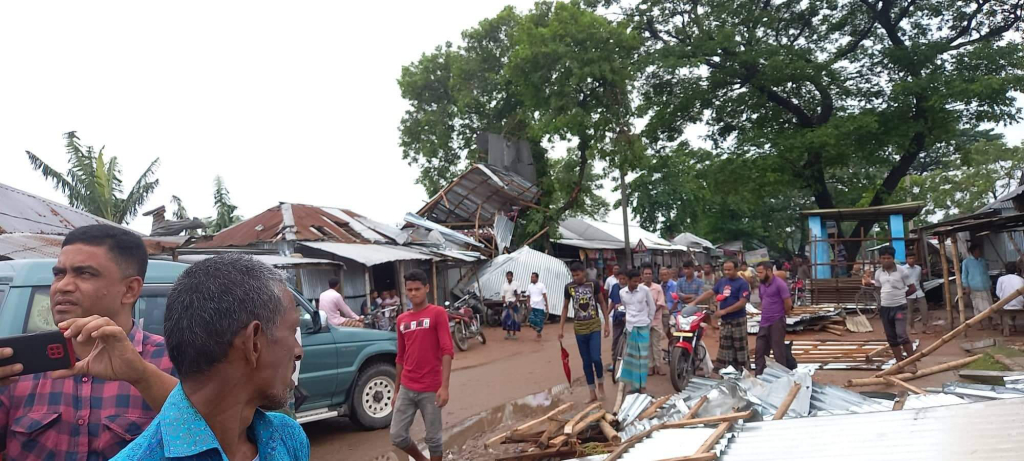 এক ঝড়েই সব দোকান ঘর লন্ডভন্ড