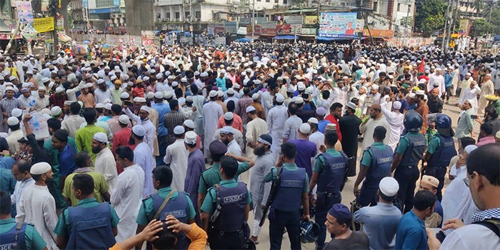 মহানবীকে কটূক্তির প্রতিবাদে বায়তুল মোকাররমে মুসল্লিদের বিক্ষোভ