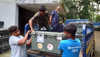 কাল ভোট, কেন্দ্রে কেন্দ্রে পাঠানো হচ্ছে ইভিএম