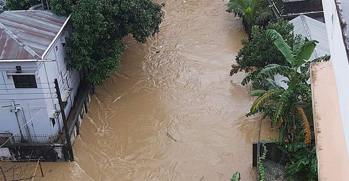 সিলেটে মোমবাতির প্যাকেট ১০০ টাকা, নৌকা ভাড়া ৩০ হাজার