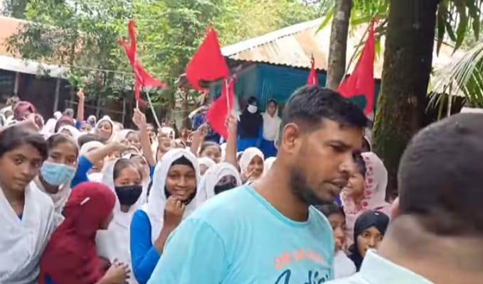 লাল পতাকা হাতে সহপাঠীদের বিক্ষোভ: কিশোরীর বাল্য বিবাহ পন্ড