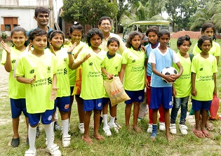 বঙ্গমাতা ফুটবল টুর্নামেন্টে রঘুনাথপুর সরকারি প্রাথমিক বিদ্যালয় চ্যাম্পিয়ন