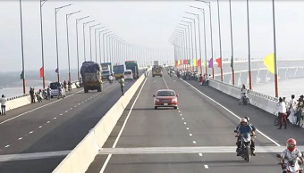 আর স্বপ্ন নয়, পদ্মা সেতু দিয়ে চলছে যান