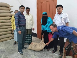 নগরকান্দার চরযশোরদি ইউনিয়নে ভিজিডির চাল বিতরণ