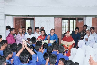 হাতীবান্ধায় ব্যাক্তিগত উদ্যোগে সিলিং ফ্যান ও খেলার সামগ্রী বিতরণ