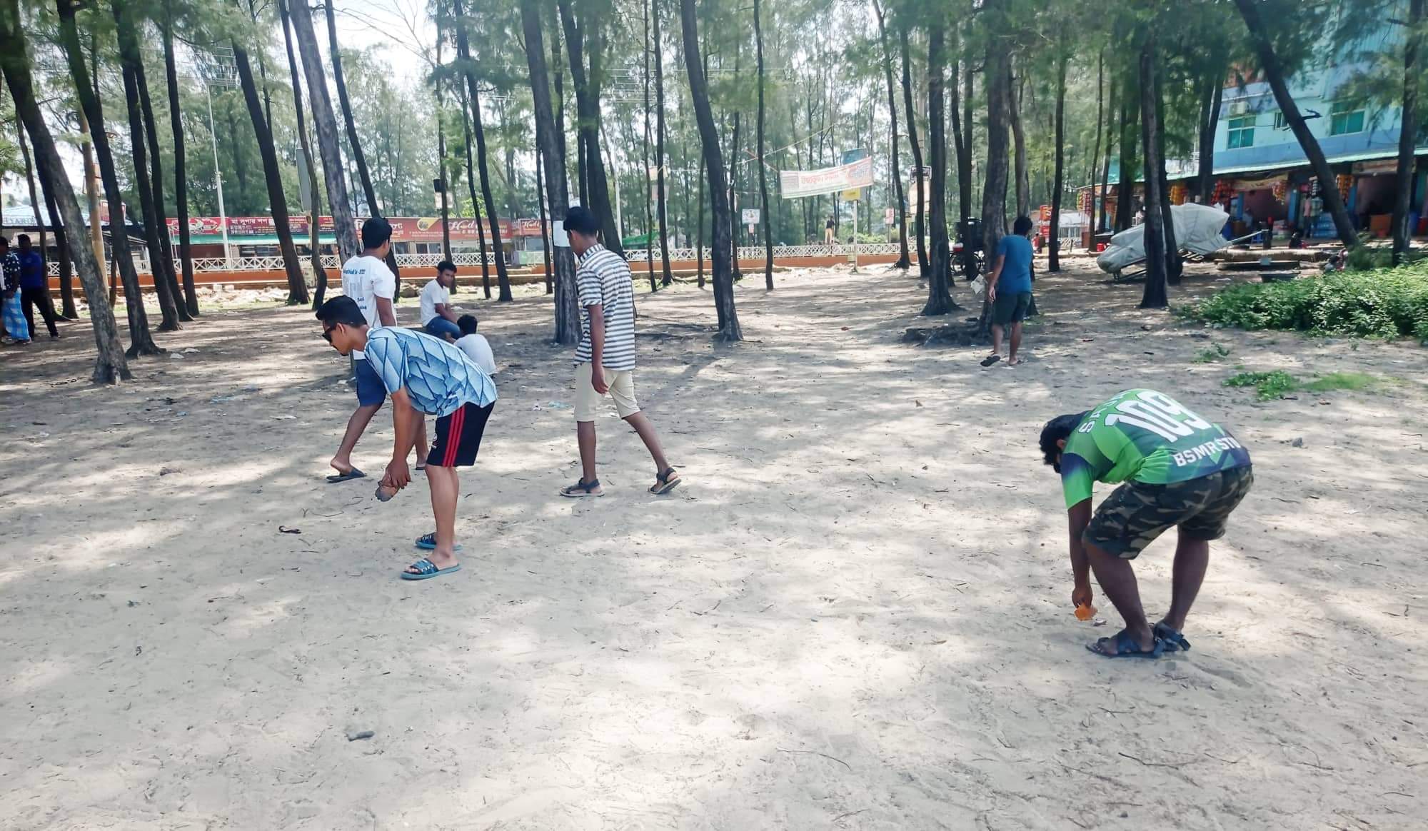কক্সবাজারে বশেমুরবিপ্রবি শিক্ষার্থীদের সৈকত পরিচ্ছন্নতা অভিযান