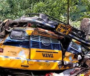ভারতের হিমাচলে বাস খাদে, নিহত ১৬