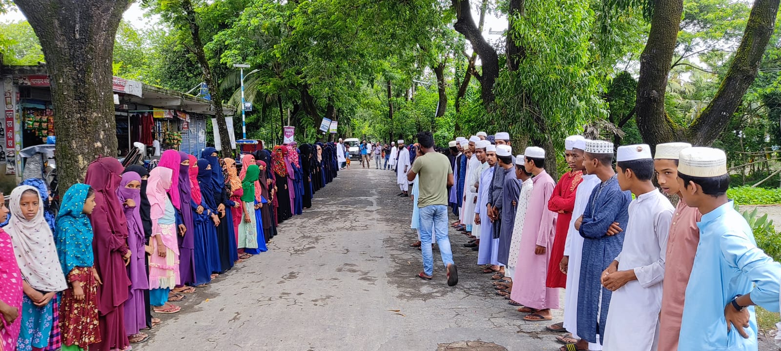 নোয়াখালীতে ক্লাস বন্ধ করে শিক্ষার্থীদের দিয়ে মানববন্ধন