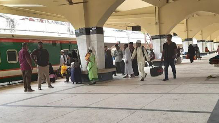 ছুটি শেষে, ঢাকায় ফিরতে শুরু করেছে মানুষ