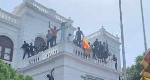 জরুরি অবস্থা ভেঙে প্রধানমন্ত্রীর দফতর দখল