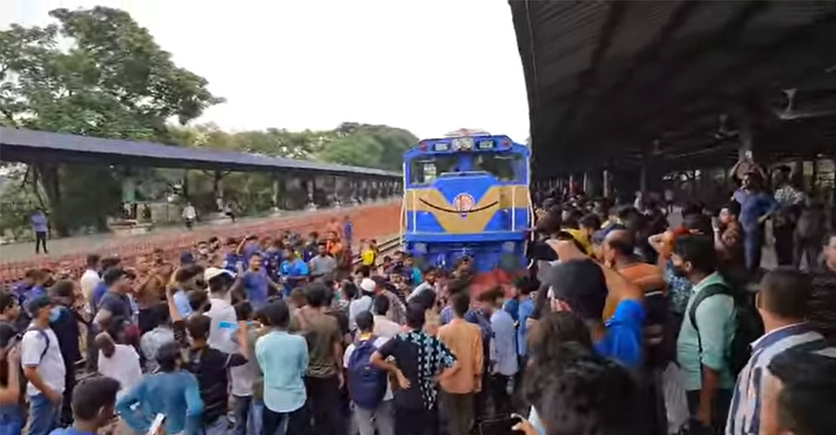 বিমানবন্দর স্টেশনে ট্রেন আটকে যাত্রীদের বিক্ষোভ