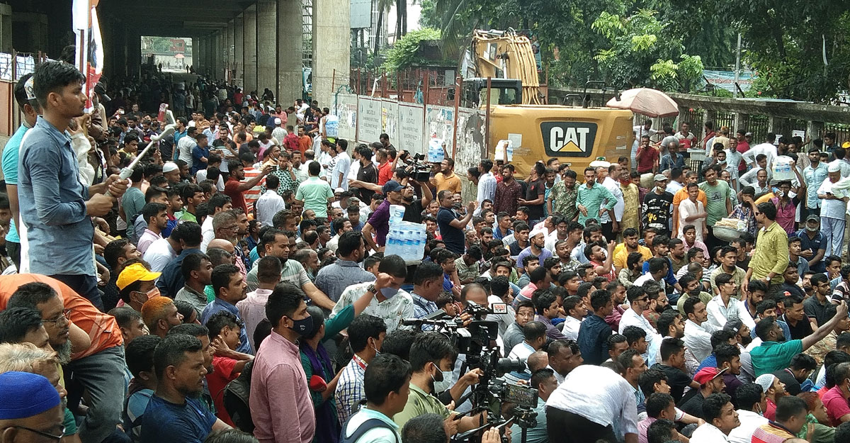 বিএনপির বিক্ষোভ, প্রেসক্লাবের সামনের সড়কে যান চলাচল বন্ধ