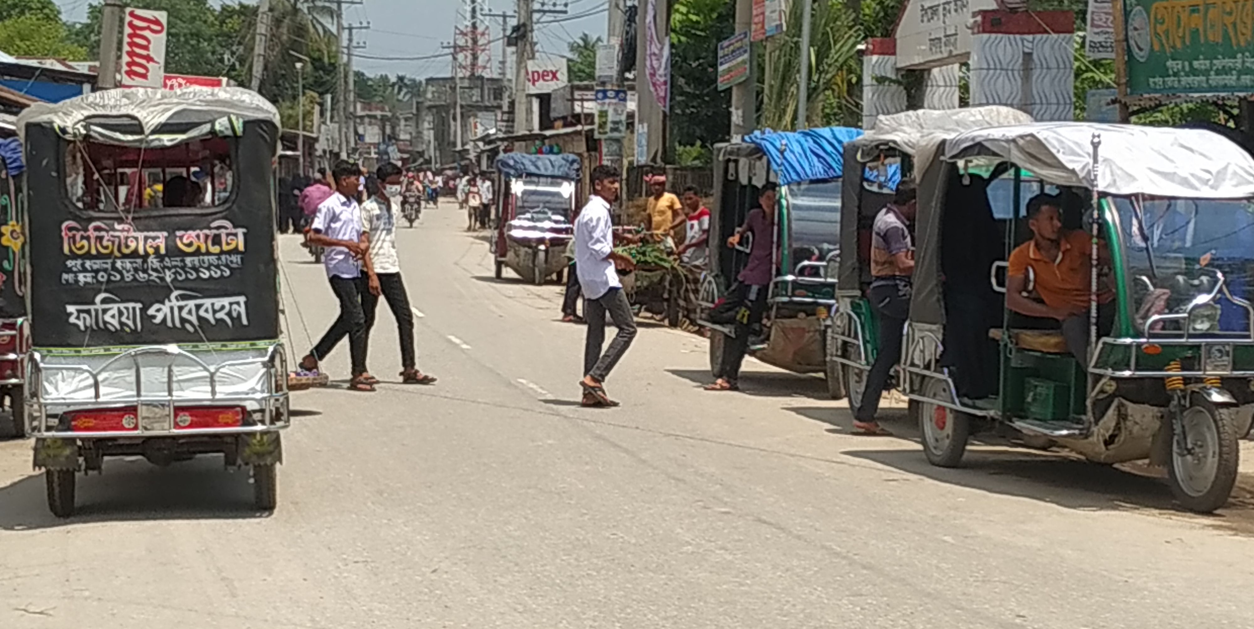 কিশোরগঞ্জ প্রধান সড়কে অটোচালিত রিক্সা দাড়িয়ে থাকলেই জরিমানা