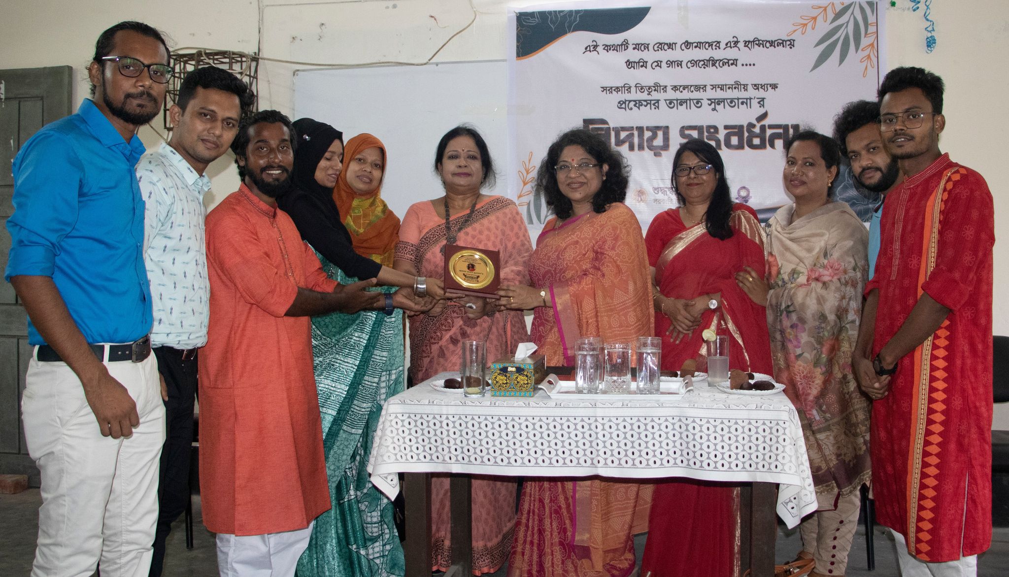 শুদ্ধস্বর কবিতা মঞ্চের পক্ষ থেকে অধ্যক্ষ তালাত সুলতানাকে বিদায়ী সংবর্ধনা