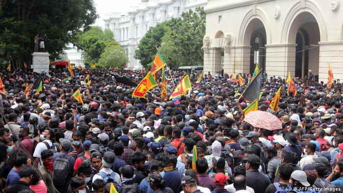 প্রেসিডেন্ট ভবনে চুরির ঘটনায়  শ্রীলঙ্কার  গ্রেপ্তার ৩