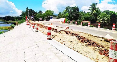 ফরিদপুরে সড়ক  সংস্কারের দুই মাস পর  আবারো ধস