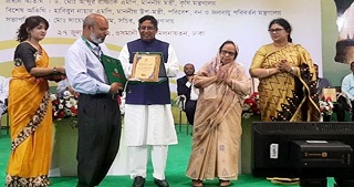 এআইপি সম্মাননা পেলেন ১৩ জন