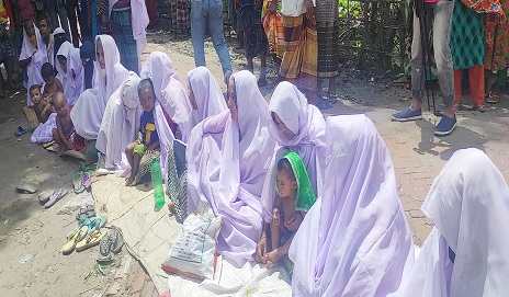সাতক্ষীরায় জমির দখল পেতে কাফনের কাপড় জড়িয়ে অনশন