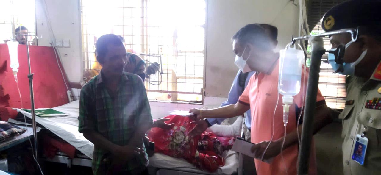 মিরসরাইয়ে ট্রেনের ধাক্কায় আহতদের পাশে দাঁড়ালেন নোয়াখালীর এমপি একরাম