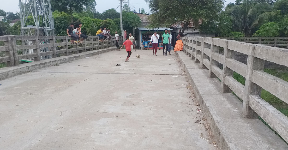 সাড়ে ৩ কোটি টাকার সেতুতে চলে না যানবাহন,সেতুর দু-পাশে স্বাভাবিক মাটিও নেই