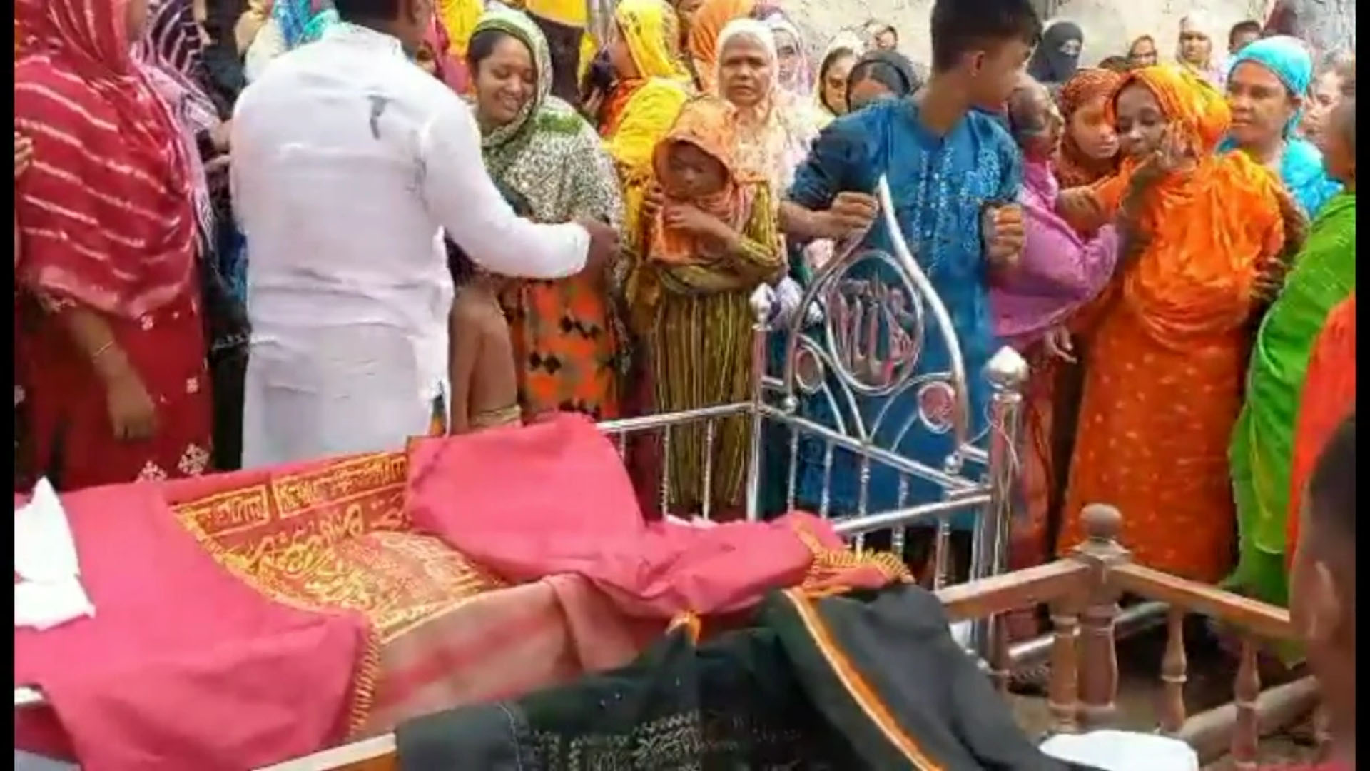 সিংড়ায় মাছ ধরতে গিয়ে বজ্রপাতে নানা-নাতির মৃত্যু