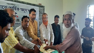 সুনামগঞ্জে বন্যার্তদের আর্থিক সহায়তা প্রদান করেছে স্বরলিপি শিল্পিগোষ্ঠী
