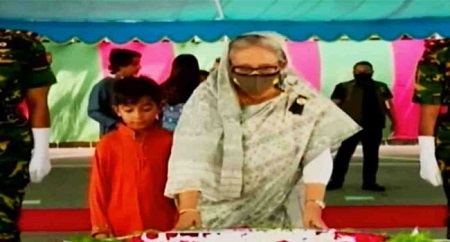 টুঙ্গিপাড়ায় বঙ্গবন্ধুর প্রতিকৃতিতে প্রধানমন্ত্রীর শ্রদ্ধা নিবেদন