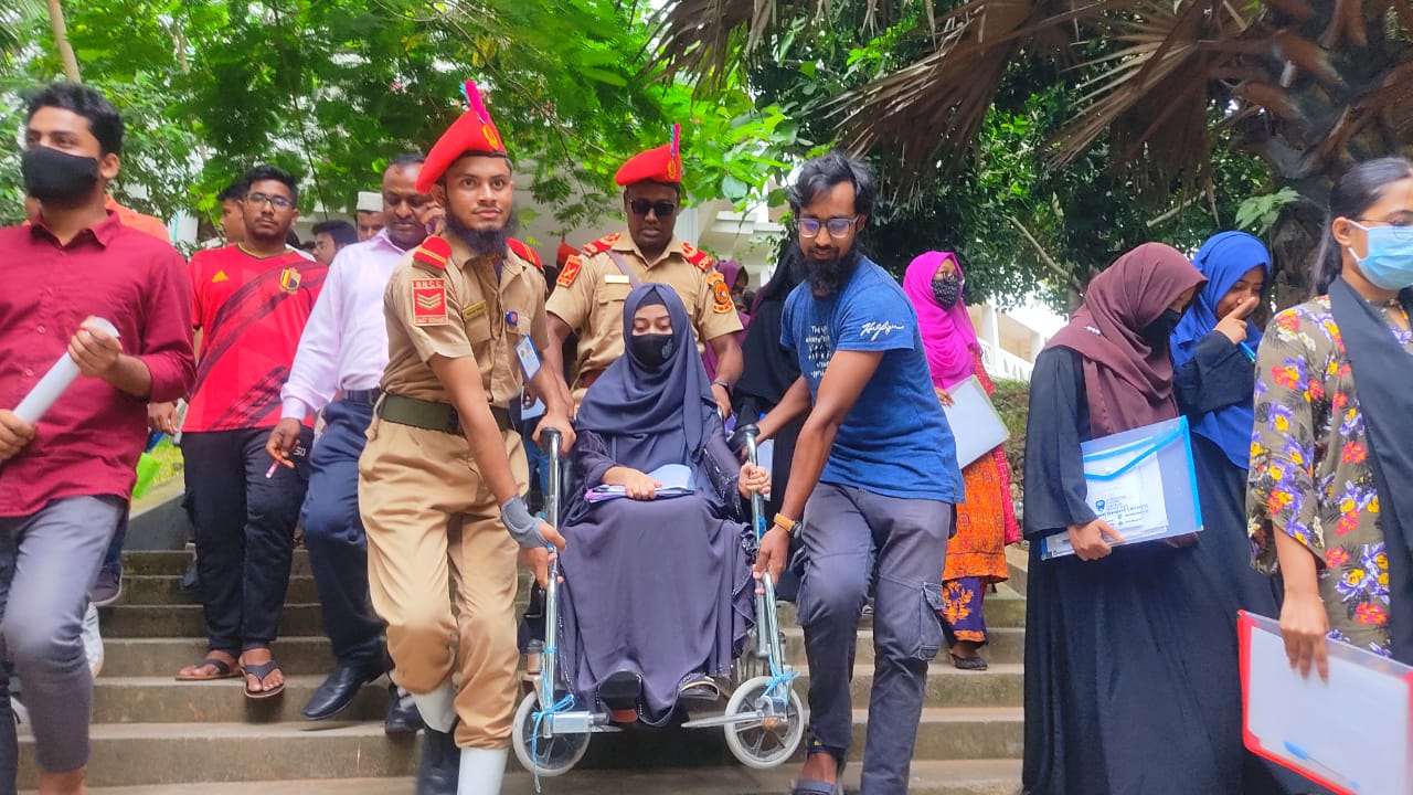 ভর্তি পরীক্ষার্থীদের সহযোগিতায় কুবি বিএনসিসি প্লাটুনের  ক্যাডেটবৃন্দ