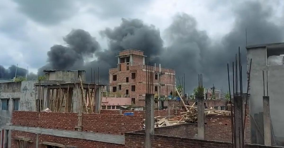 চকবাজারে পলিথিন কারখানায় আগুন, নিয়ন্ত্রণে ১০ ইউনিট