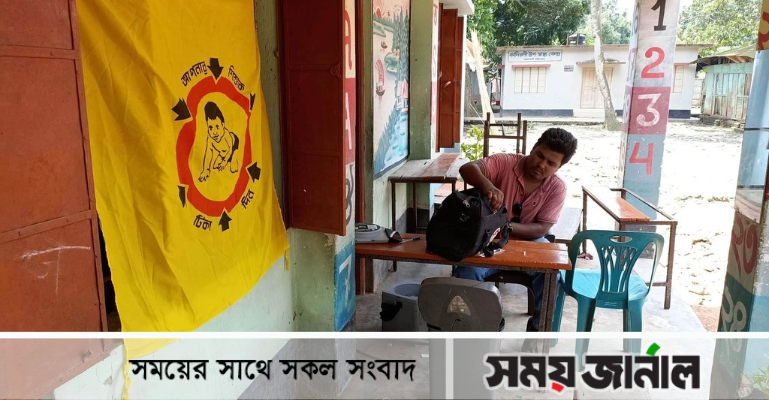 ফরিদপুরে বিরোধের জেরে  স্বাস্থ্য কেন্দ্র বন্ধ : সেবা চলছে স্কুলের বারান্দায়