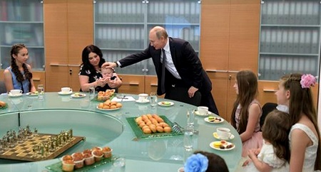 জন্মনিয়ন্ত্রণ নয়, জন্ম দিলে ১০ লাখ রুবল