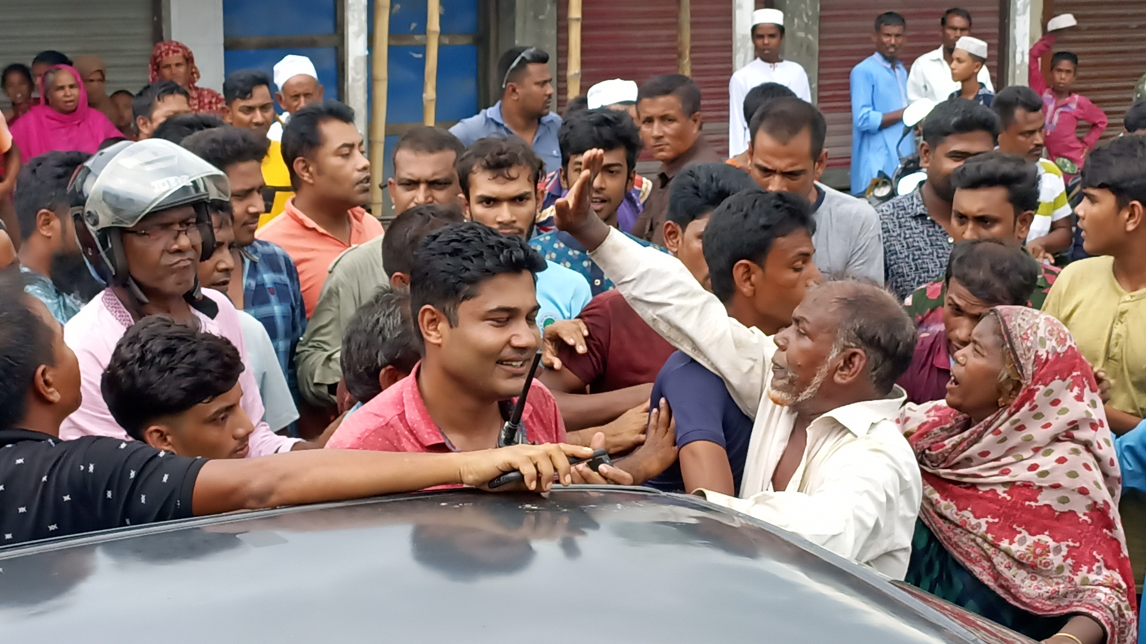 পুলিশের সামনে ফেন্সিডিলেরর বস্তা ছিনিয়ে খেলেন মাদকসেবীরা